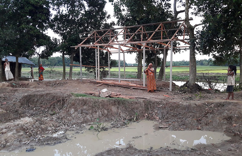 বন্যার পানিতে ঘর ও ভিটা পানিতে বিলীনের পর নতুন করে ঘর তৈরি করা হচ্ছে। গতকাল শনিবার বিকেলে মৌলভীবাজারের রাজনগরের কদমহাটায়